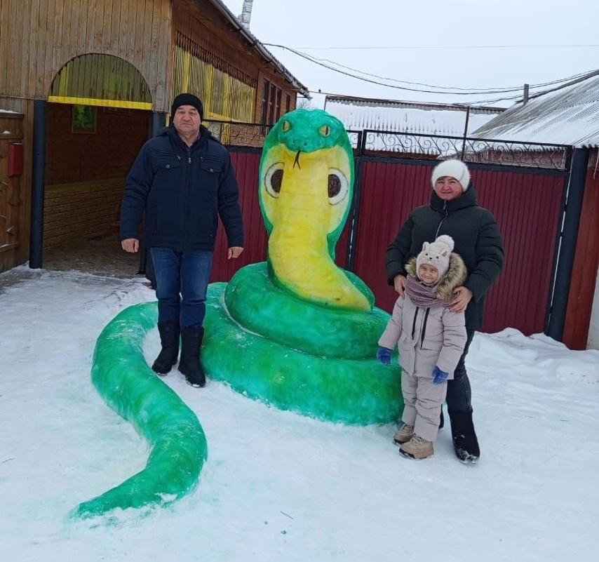 Символ года из снега в Кваркенском районе Оренбургской области. Фото: телеграм-канал «Кваркенский район»