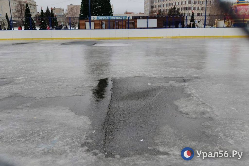 Растаявший каток в Оренбурге