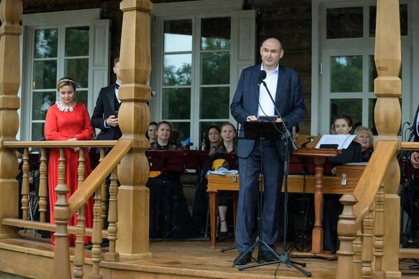 Евгений Солнцев на территории музея. Источник: Правительство Оренбургской области