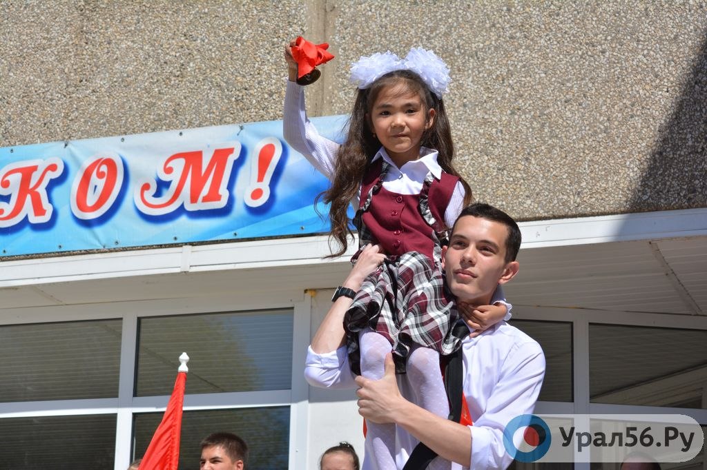 Последний звонок в одной из школ Оренбургской области. Фото из архива