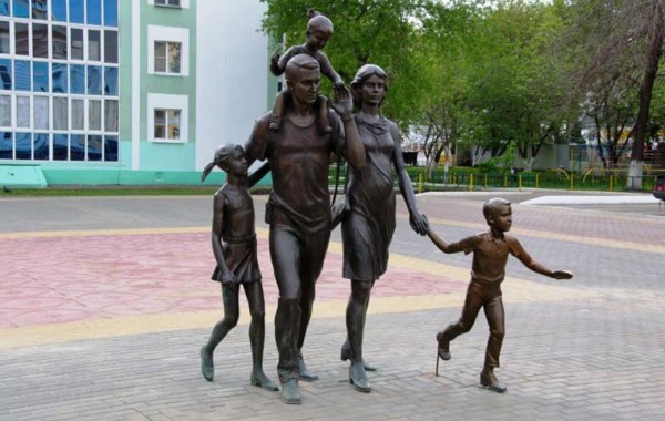 В Центральном парке Орска установят скульптуру многодетной семьи