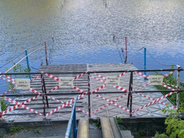 В Орске перекрыли выход на мост в парке Строителей