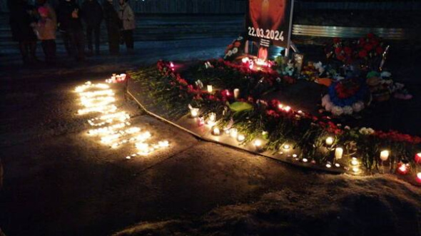 Жители Орска пришли в Сквер Славы почтить память жертв теракта в Подмосковье
