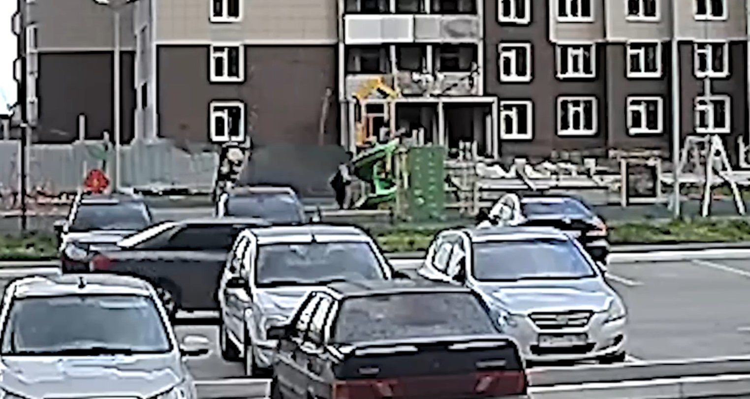 В Оренбурге ребенка придавило металлическим забором. Скриншот с видео
