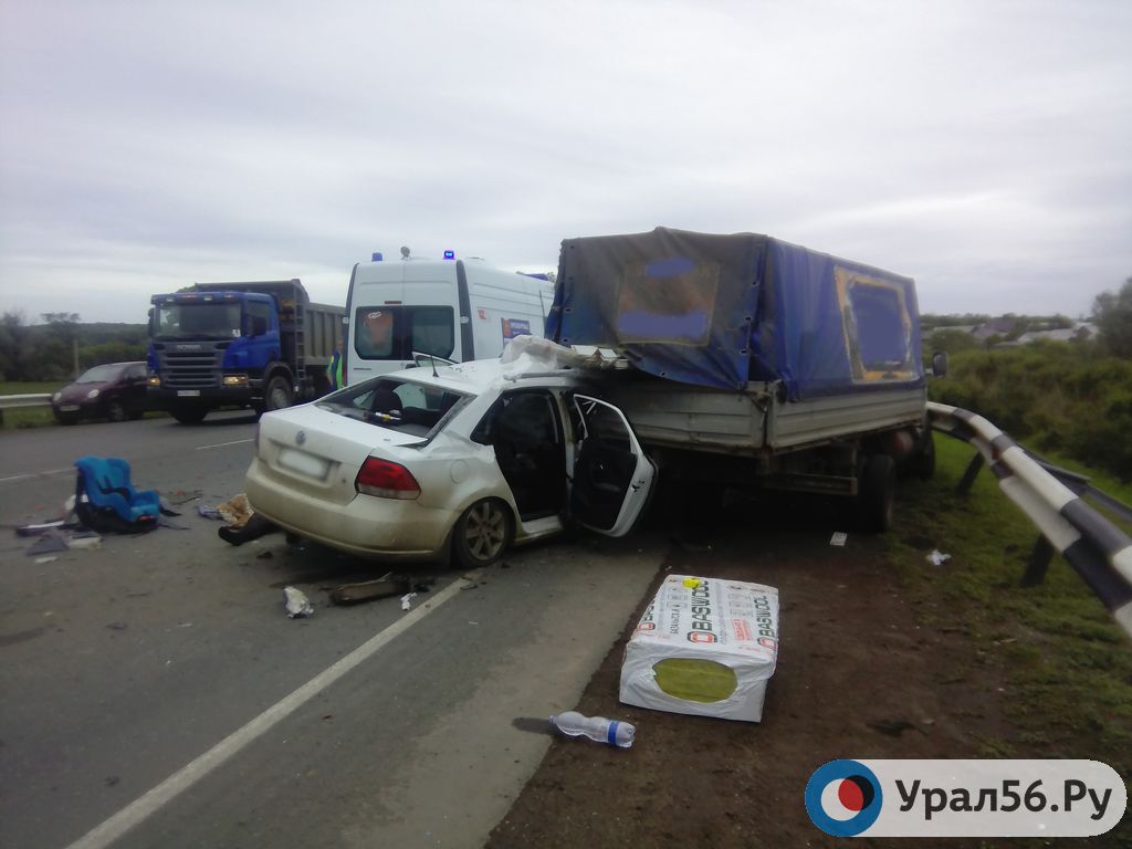 На трассе Оренбург — Самара Volkswagen протаранил стоящую ГАЗель, погибла женщина