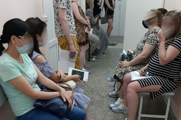В Орске в женской консультации во время пандемии беременные сидят в очереди и не соблюдают дистанцию