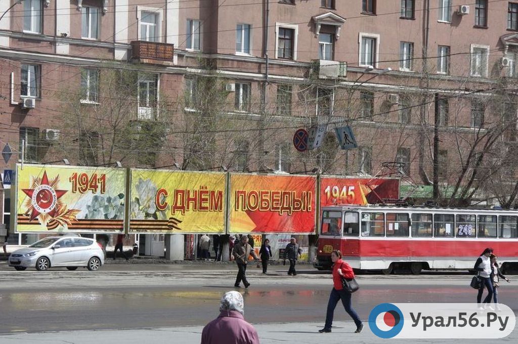 В Орске демонтируют рекламные щиты в центре города