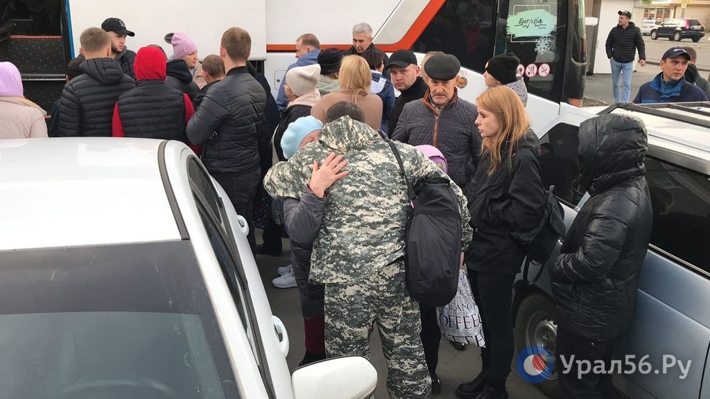 Прощание мобилизованных со своими семьями