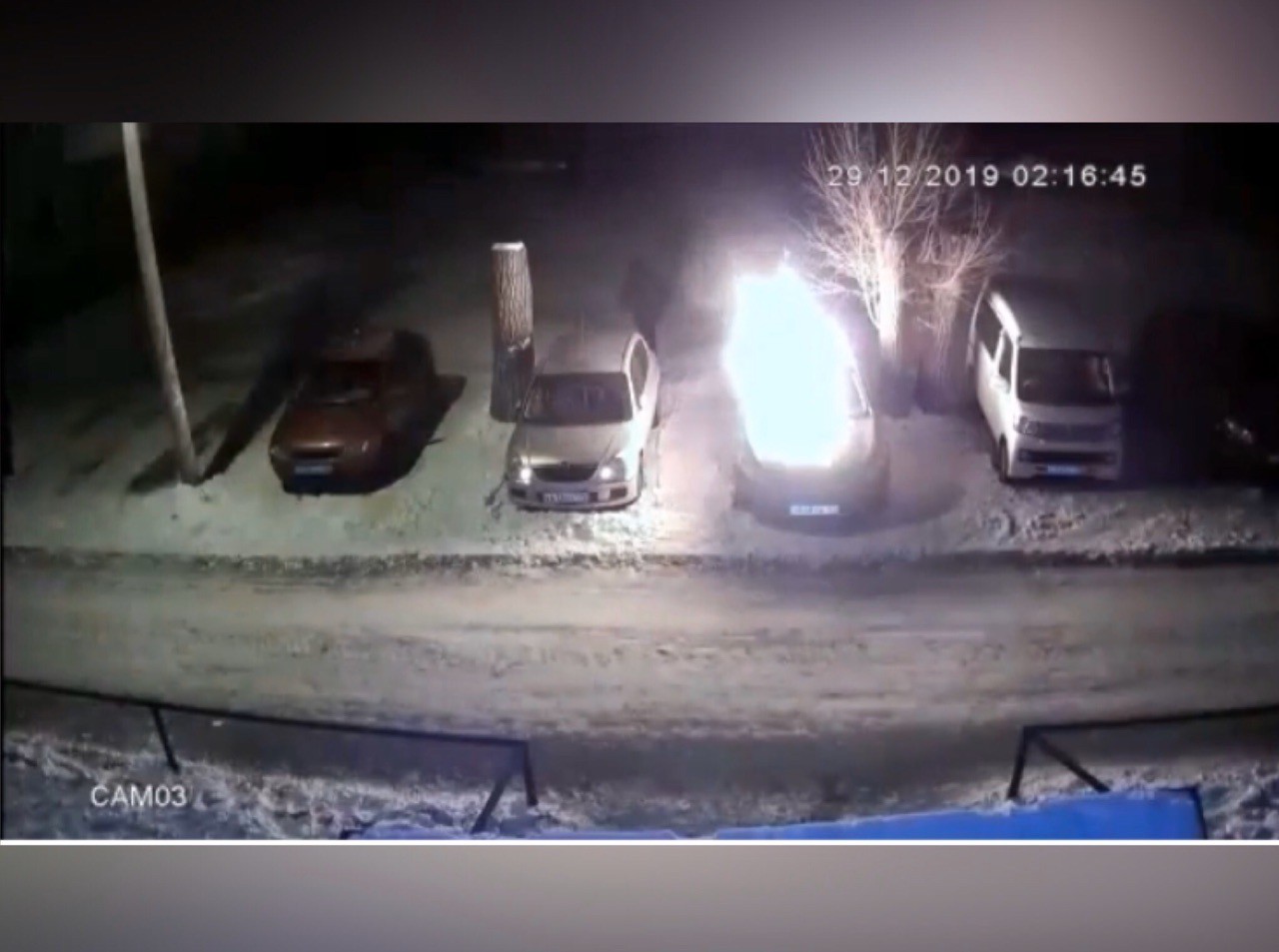 Неизвестные в Орске подожгли машину, фото: стоп-кадр из видео