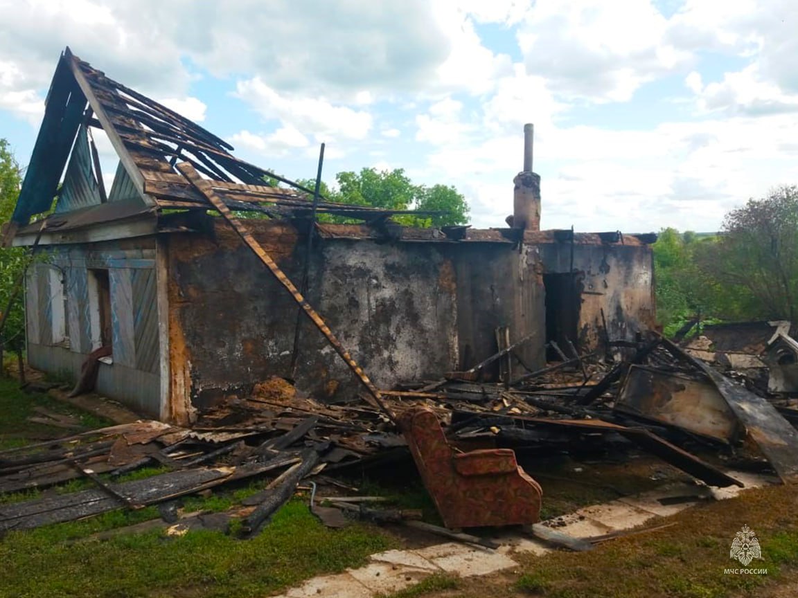Сгоревший в Оренбургской области дом. Фото: МЧС Оренбургской области