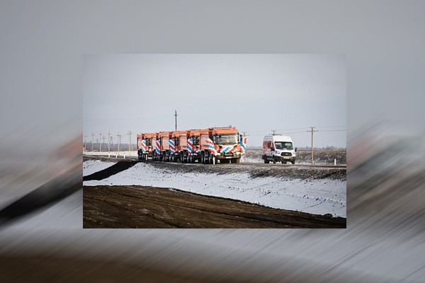 Первая колонна на обновленной дороге. Фото: правительство региона