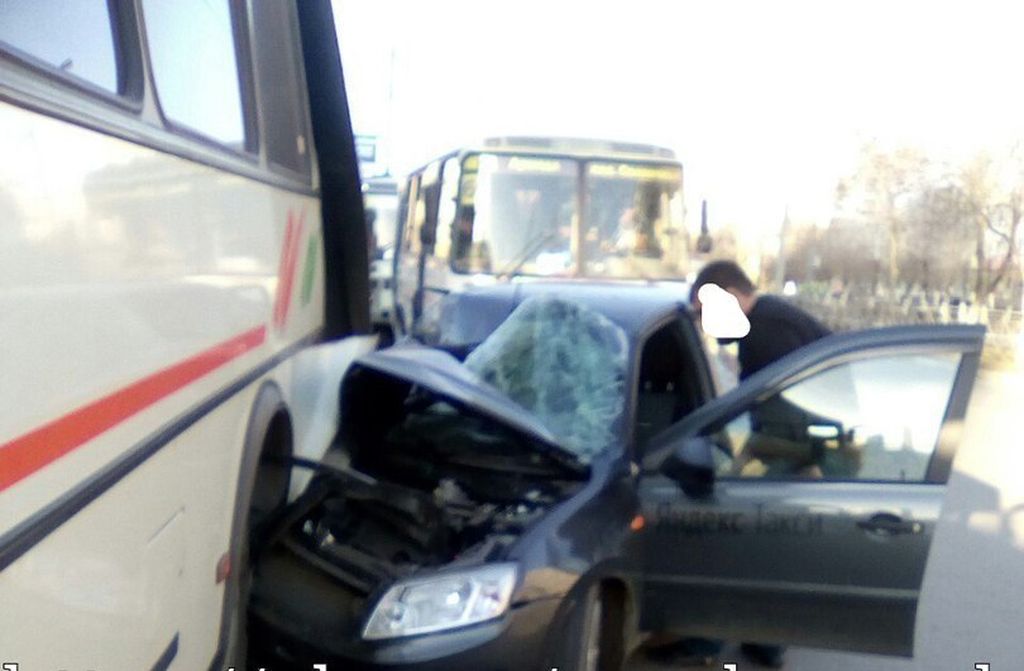 В Оренбурге LADA Granta врезалась в пассажирский автобус