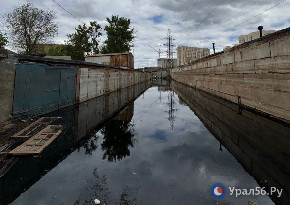 В Оренбурге в ГСК на улице Уральской образовалась река из канализационных отходов