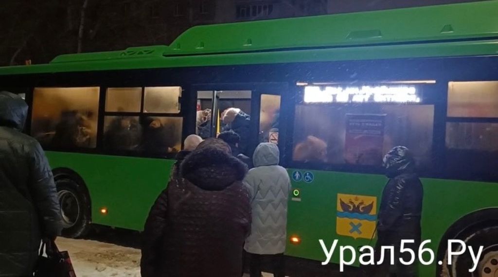 Переполненный автобус в Оренбурге