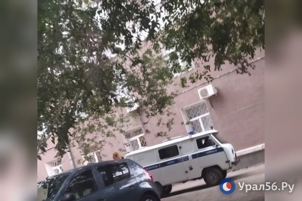 Очередное «минирование»: возле орского военкомата снова работают спецслужбы