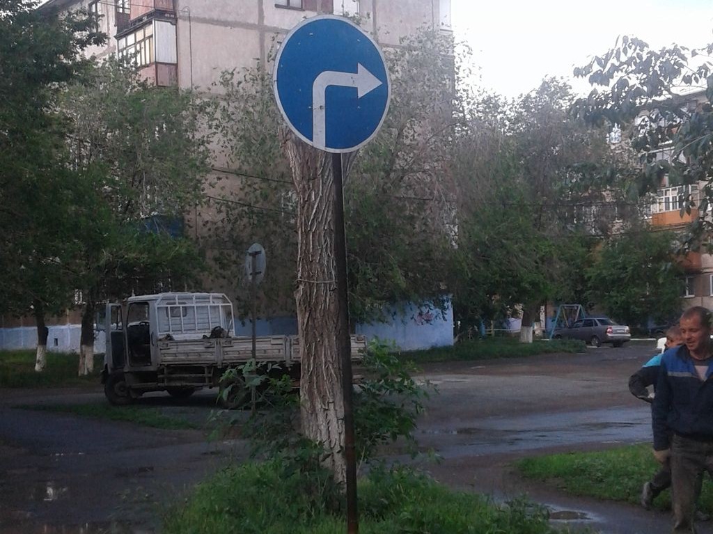 В ГИБДД Орска прокомментировали ситуацию с абсурдной расстановкой дорожных знаков на улице Медногорской