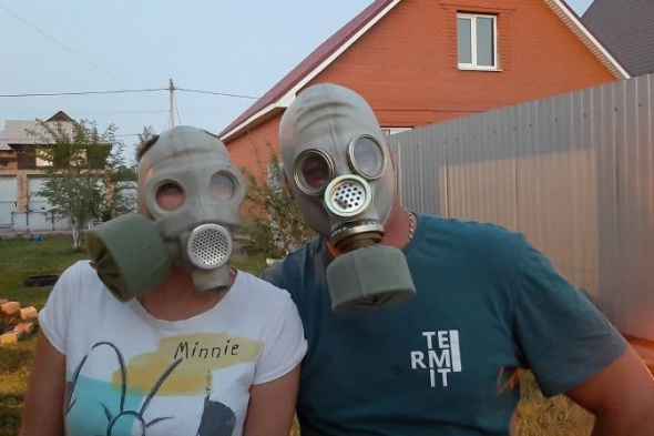 «Нас травят!»: Жители поселка Южный Урал надели противогазы из-за вони в воздухе