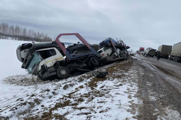 На трассе в Оренбургской области столкнулись три грузовика, есть погибший