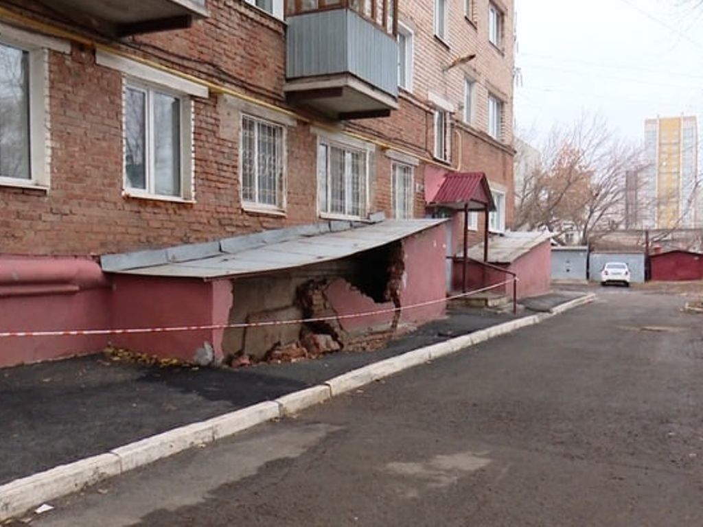 Жители дома, который находится на улице Потехина в Оренбурге, столкнулись с проблемой после того, как их жилище затопило; фото ВГТРК «Оренбург»