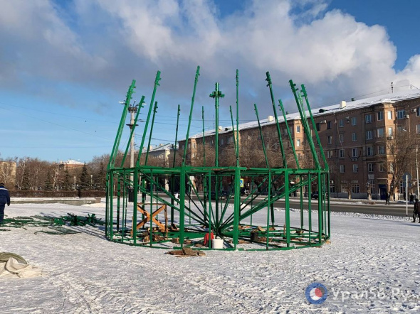 В Орске начали устанавливать главную елку города на площади Комсомольской и заливать каток