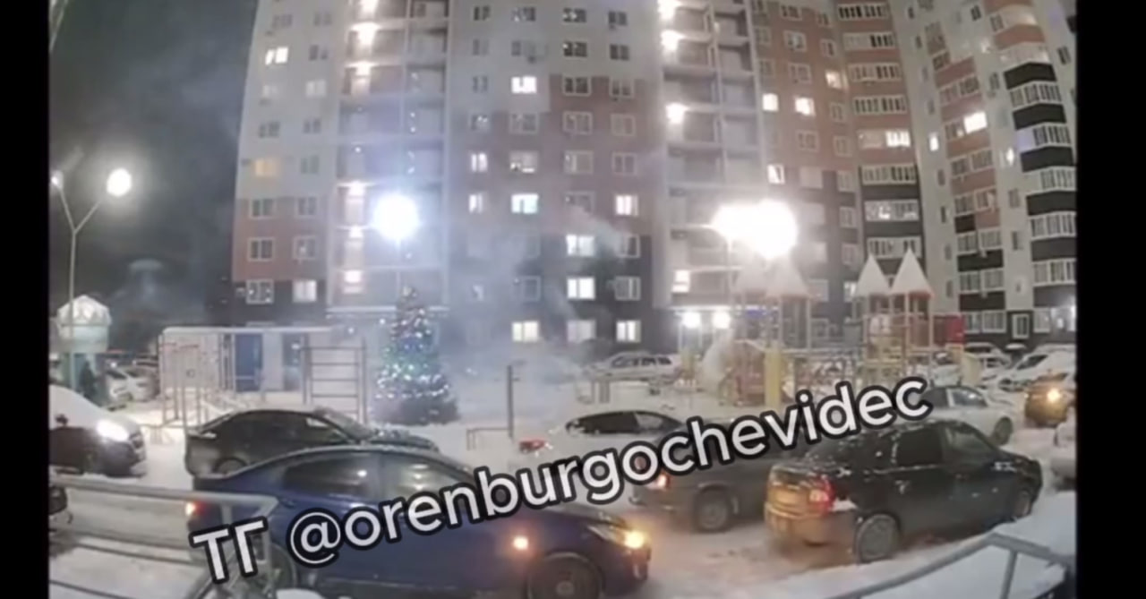 Салют чуть не спалил машины в одном из дворов Оренбурга. Источник: тгк Оренбург Очевидец