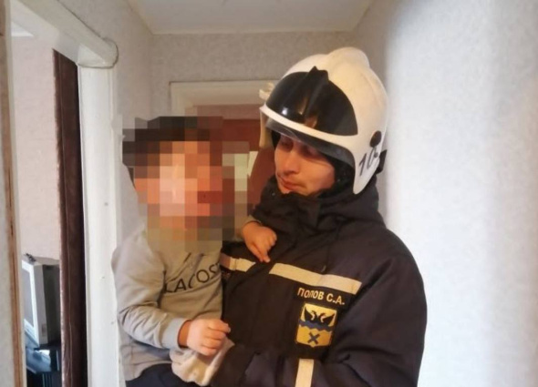 В Оренбурге спасатели пришли на помощь ребенку, запертому в квартире на пр. Гагарина