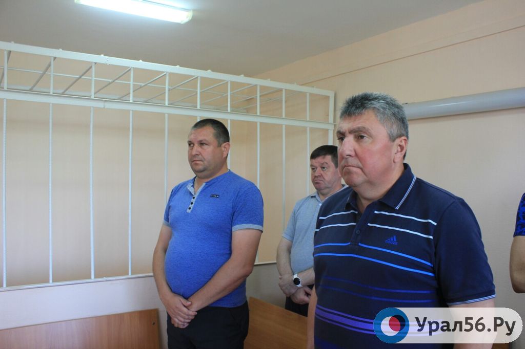 Осужденные в зале суда