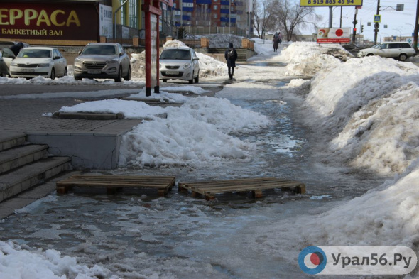 На половине тротуаров в Орске лужи, на половине — лед. Как жители передвигаются по ним?