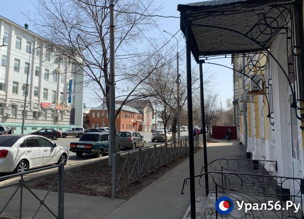 У входа в здание в Оренбургскую областную детскую клиническую больницу
