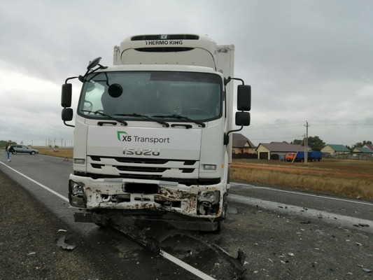 Грузовик столкнулся с Kia Rio на трассе Оренбургской области. Женщина-водитель легковушки умерла в реанимации