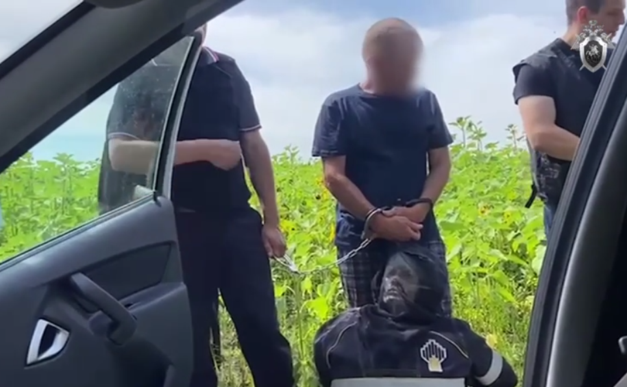 Кадр из видео следственных мероприятий с виновным. Видео: СУ СК России по Оренбургской области.