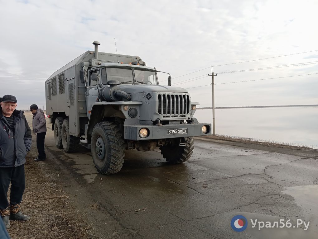 В п. Ора Орска, подтопленный паводком, организовали переправу на армейском «Урале»
