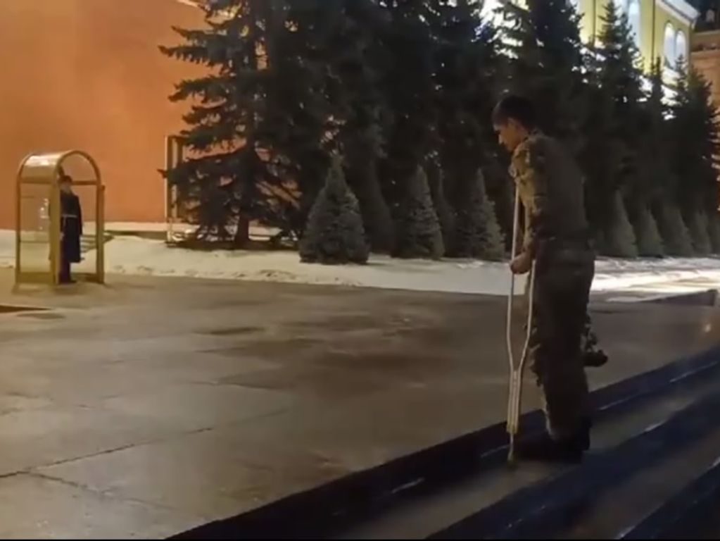 Боец СВО идет возлагать цветы, скрин с видео Дмитрия Дьяченко