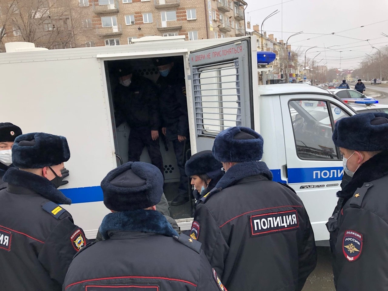 Полиция задерживает митингующих в Орске