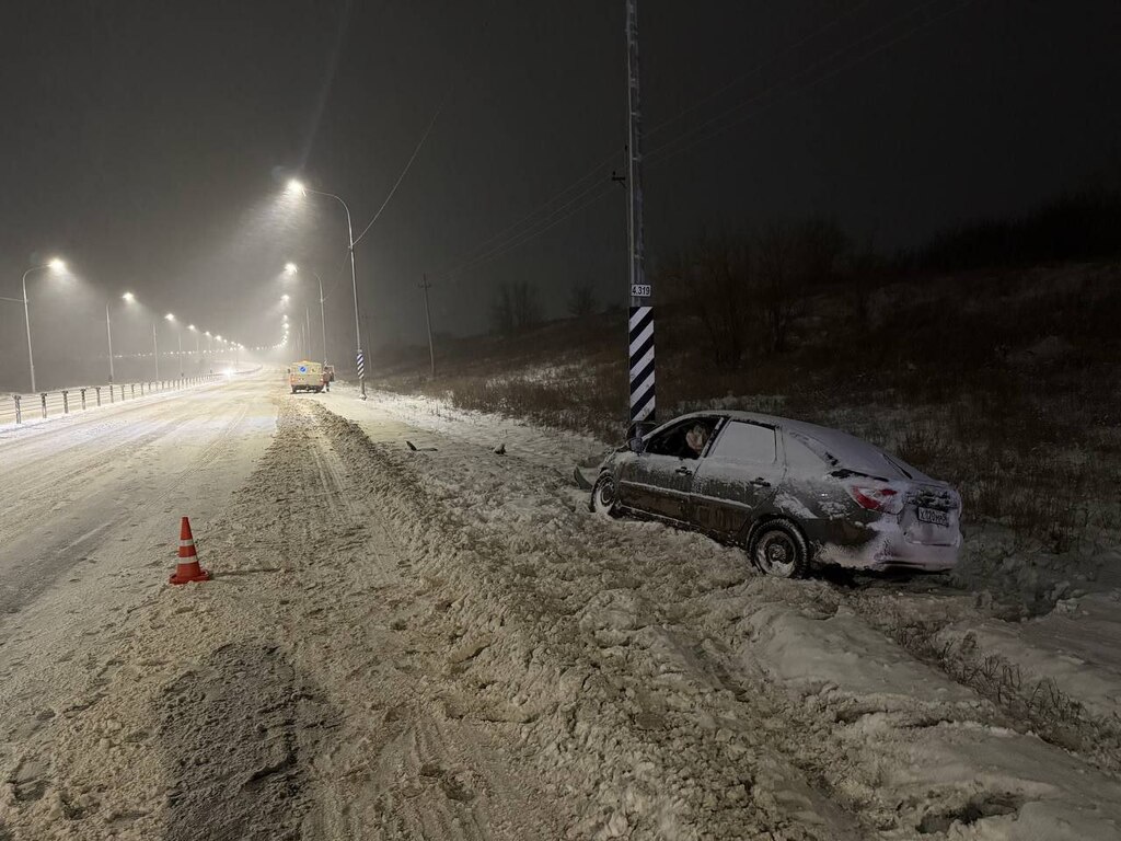  Автомобиль  LADA Grant съехал с проезжей части и врезался в опору линии электропередачи. Фото: УМВД России по Оренбургской области