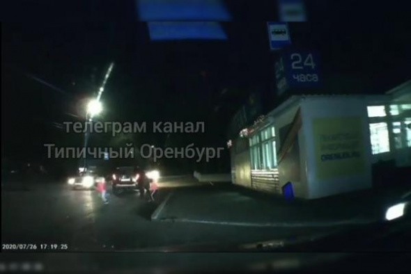 В Оренбурге автомобиль сбил девочку, когда она перебегала дорогу (18+)