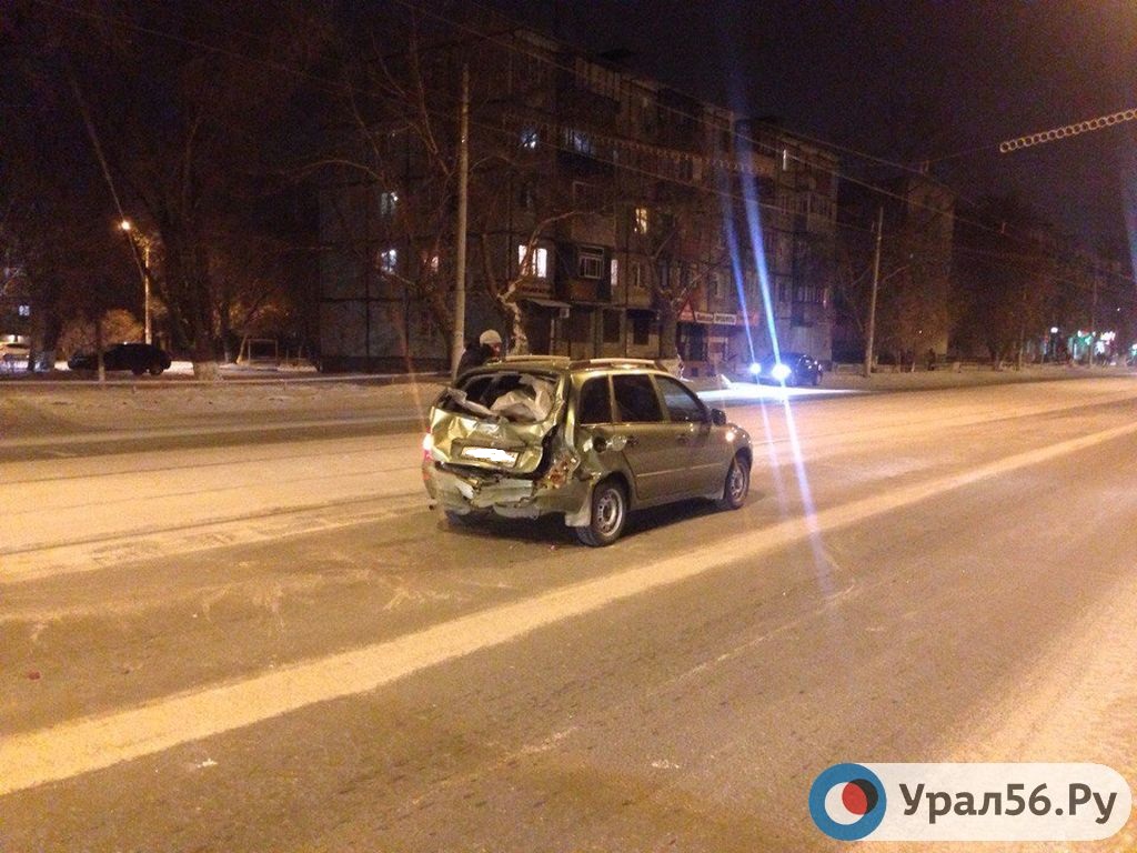 В центре Орска столкнулись УАЗ Патриот и Lada Kalina