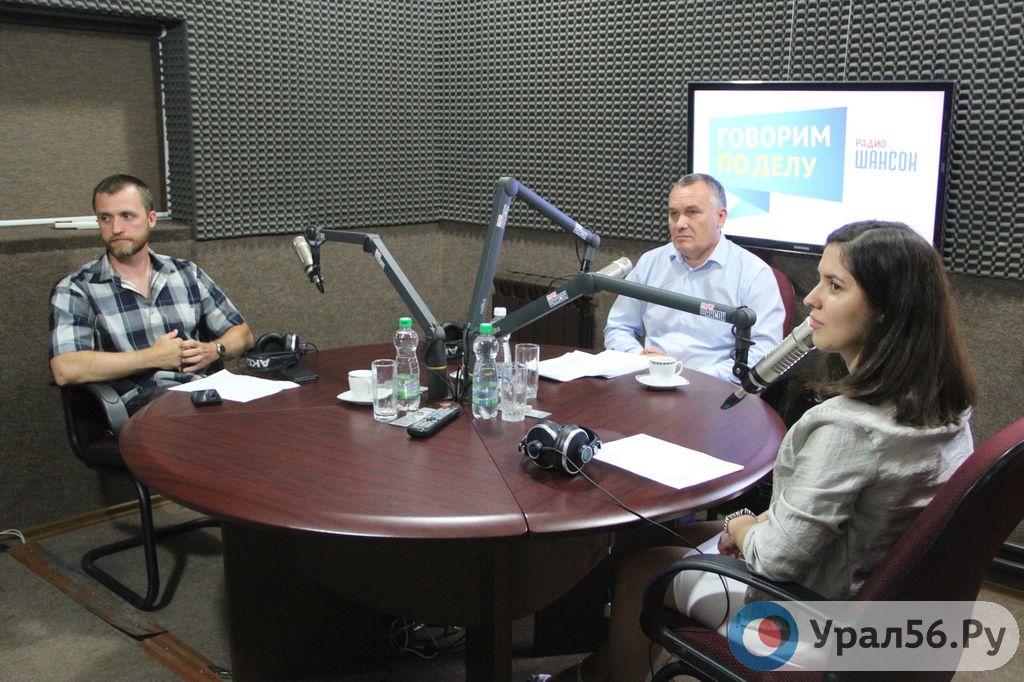 Ведущие программы Павел Лещенко, Эля Алиева и и.о. главы города Василий Козупица