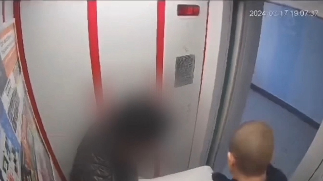 Все происходящее попало на камеры видеонаблюдения в подъезде. Скрин из видео