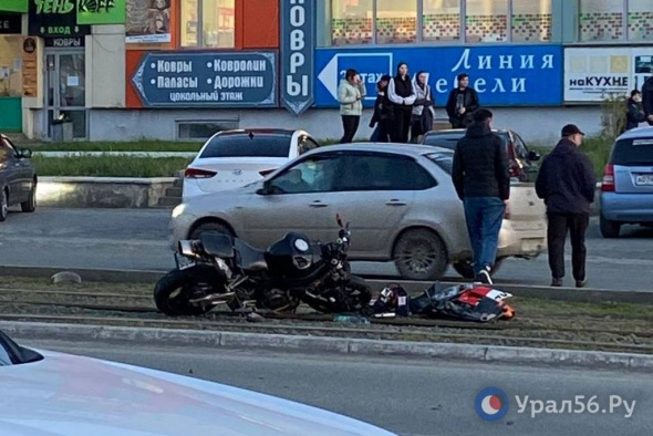 В центре Орска столкнулись легковой автомобиль и мотоцикл