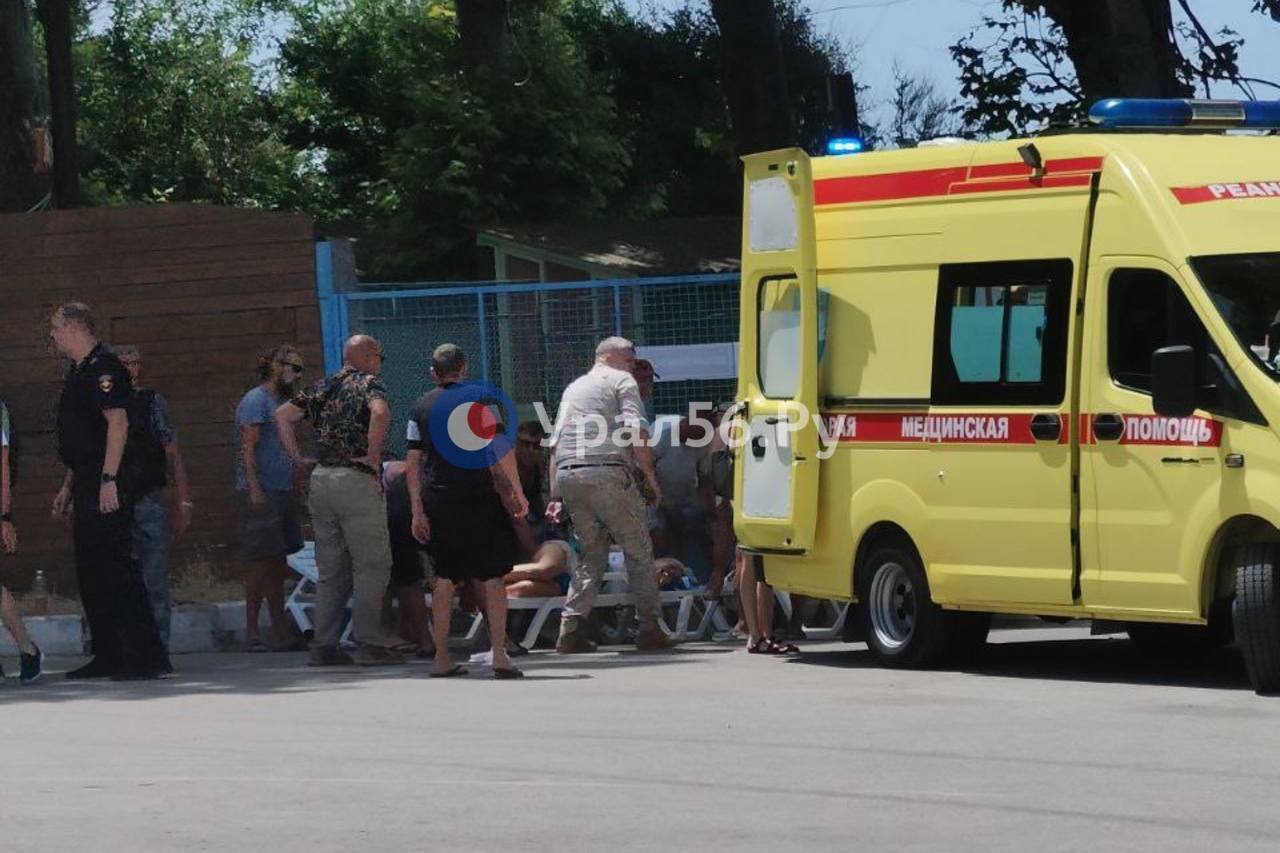 Пострадавшим на пляже в Севастополе оказывается первая помощь