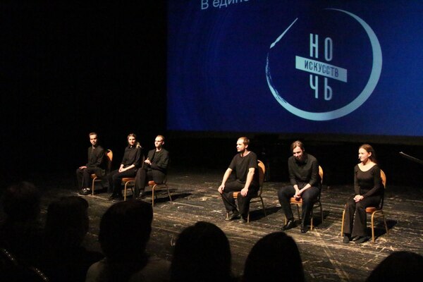 Артисты на сцене. Источник фото: Драматический театр Орска