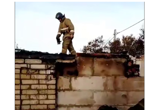 Кадр из видео тушения пожара. Видео: МЧС России по Оренбургской области