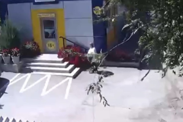 Женщина у магазина в Орске. Стоп-кадр из видео