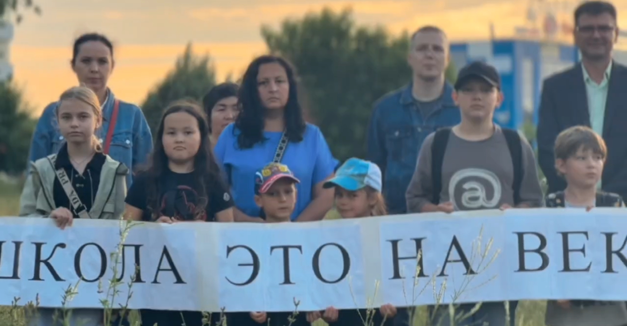 Жители МЖК просят школу в своем микрорайоне. Стоп-кадр из видеообращения