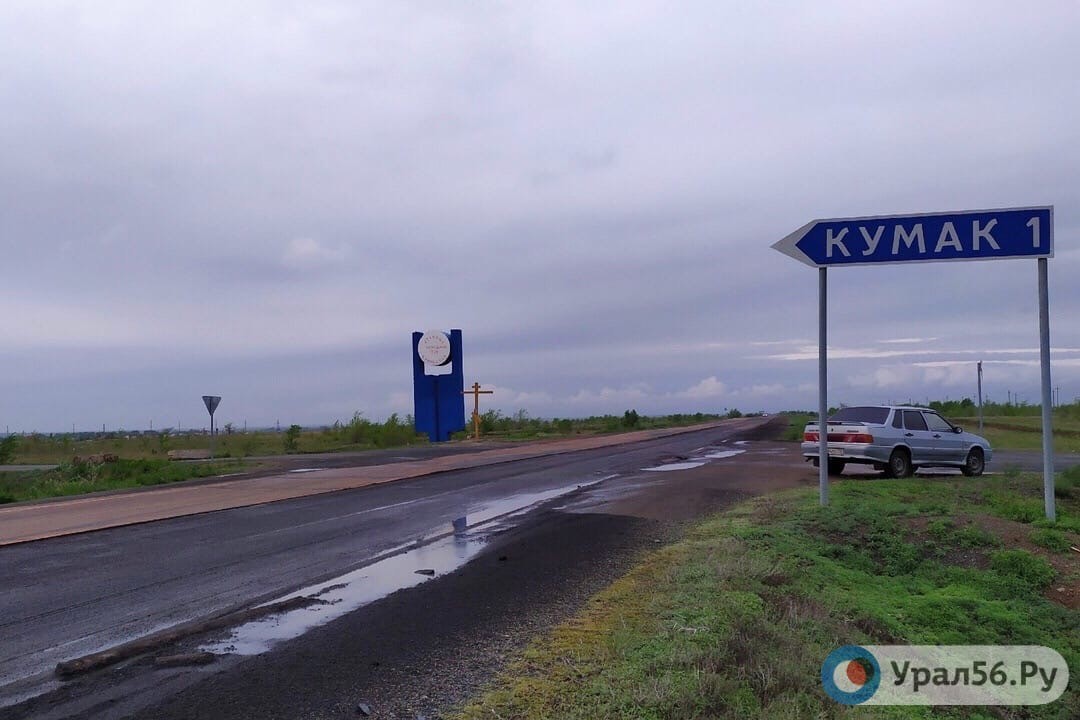 На въезде в село Кумак
