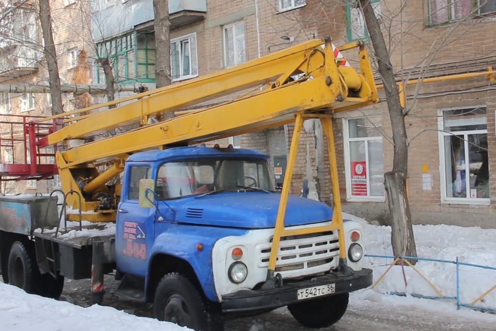 Во дворе дома, где произошло обрушение