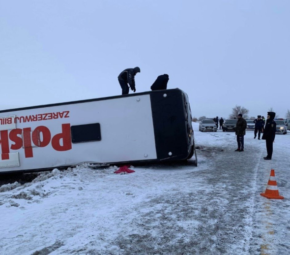 На трассе Оренбург — Акбулак опрокинулся автобус. 16 людей были эвакуированы 