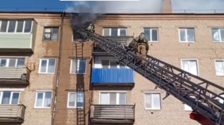 Кадр из видео тушения пожара. Видео: МЧС России по Оренбургской области