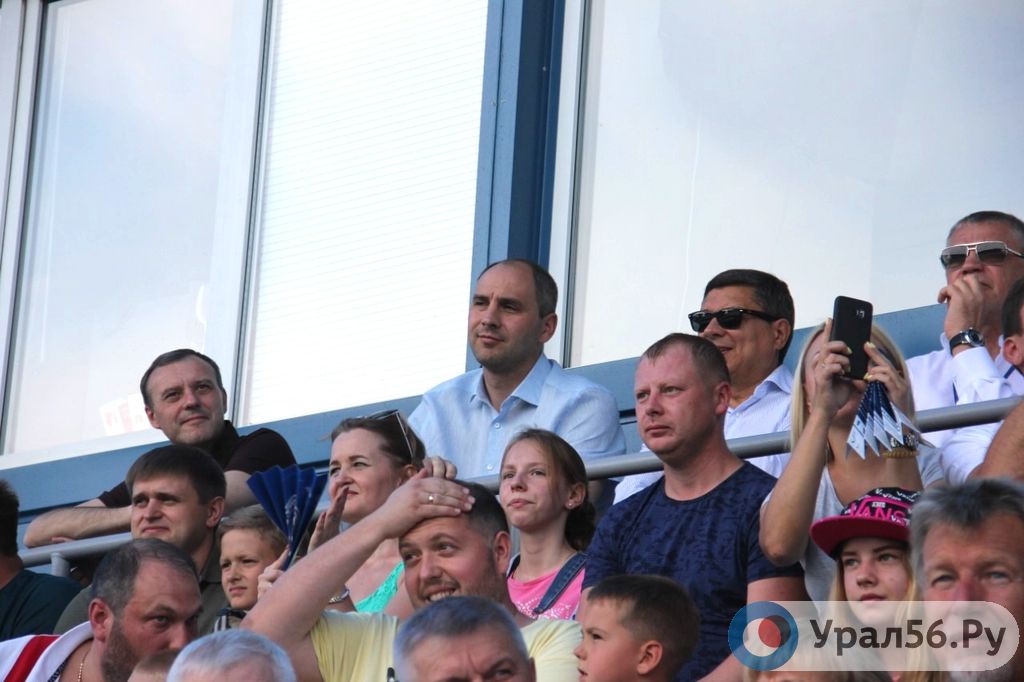 Денис Паслер на трибуне во время матча